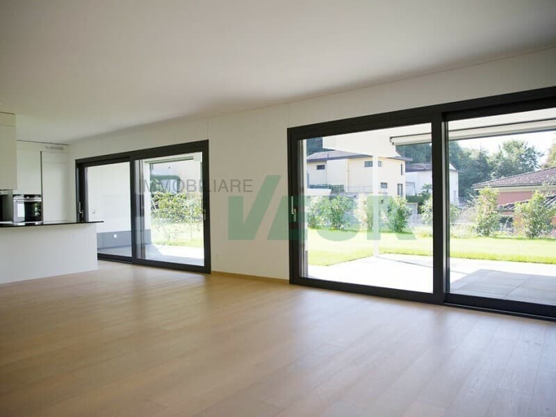Magnifico attico 4,5 locali con grande terrazza e parziale vista lago (9)