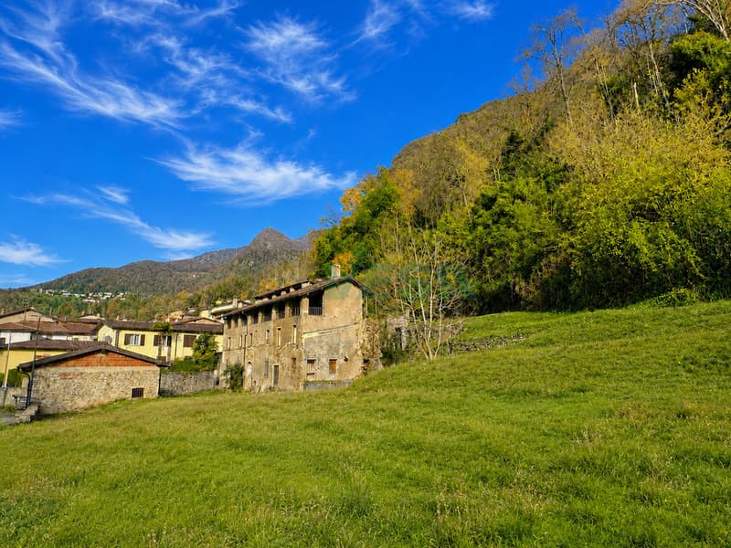 Bel terreno edificabile in splendida posizione tranquilla e soleggiata (2)