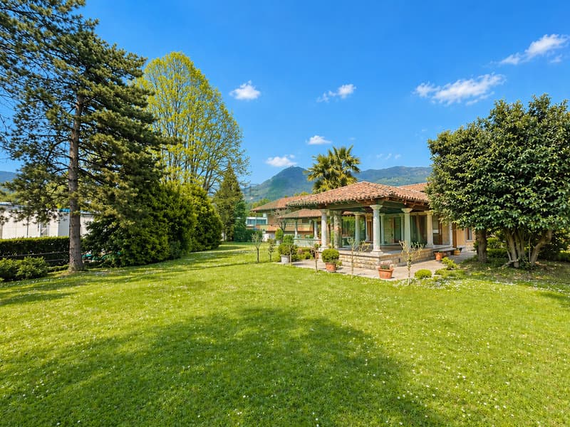 Lussuosa e importante villa signorile nel verde in zona comoda (3)