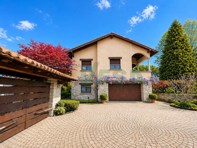 Lussuosa e importante villa signorile nel verde in zona comoda (7)