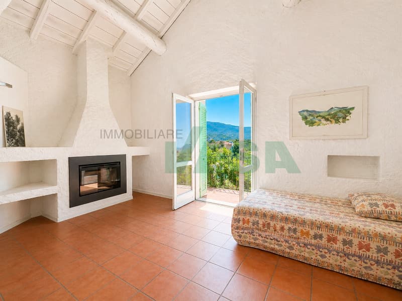 un'ampia sala con camino e balcone / a large room with a fireplace and a balcony