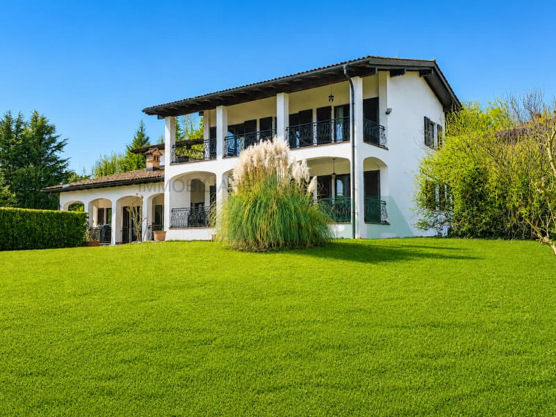Elegante e spaziosa villa in stile mediterraneo con grande terreno (3)