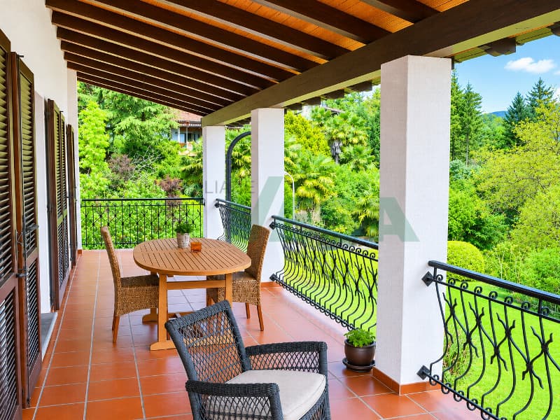 Elegante e spaziosa villa in stile mediterraneo con grande terreno (7)