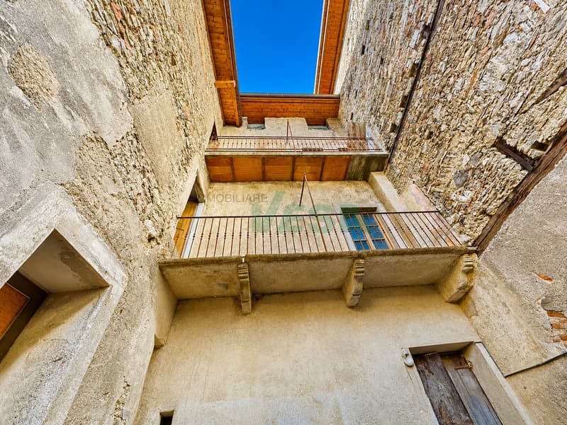 Splendida proprietà con antico palazzo, casetta rustica e bel giardino (12)