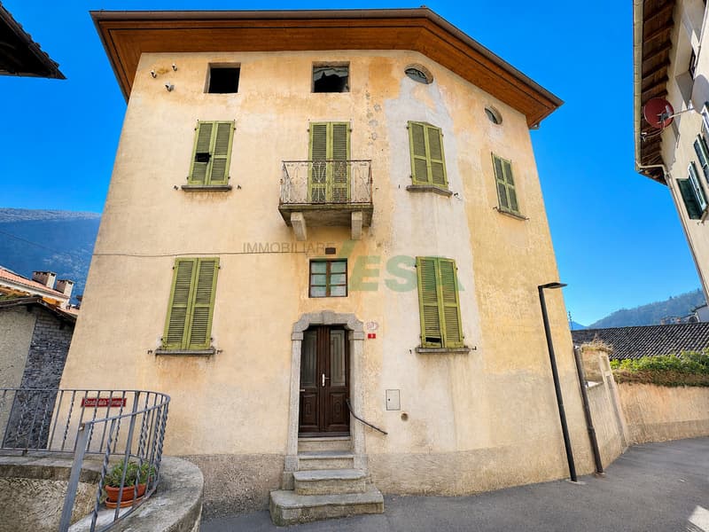 Splendida proprietà con antico palazzo, casetta rustica e bel giardino (5)