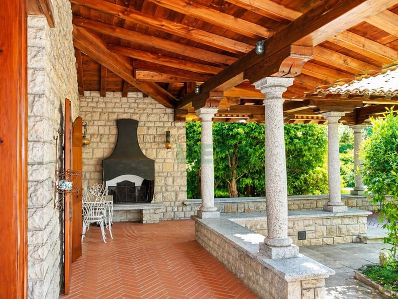 Lussuosa e importante villa signorile nel verde in zona comoda (4)