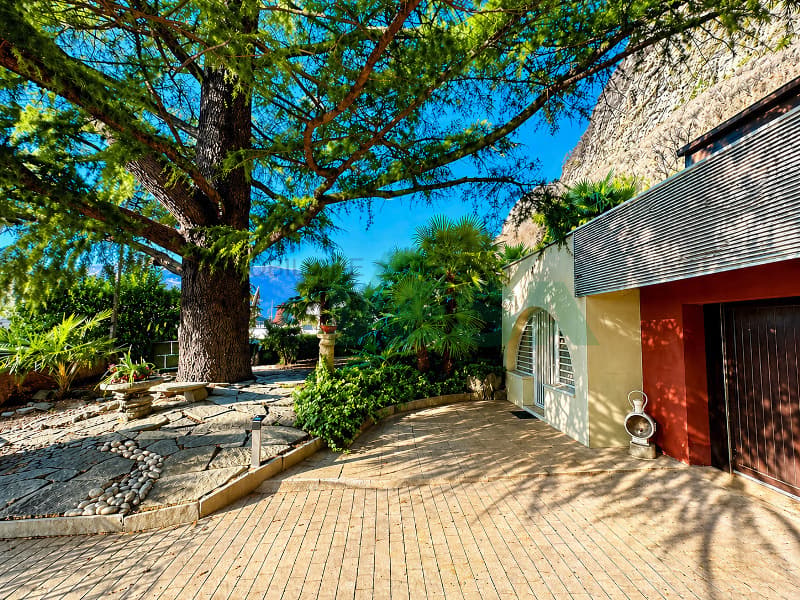 Accogliente villa tutta su un piano con grande bel giardino e piscina (5)