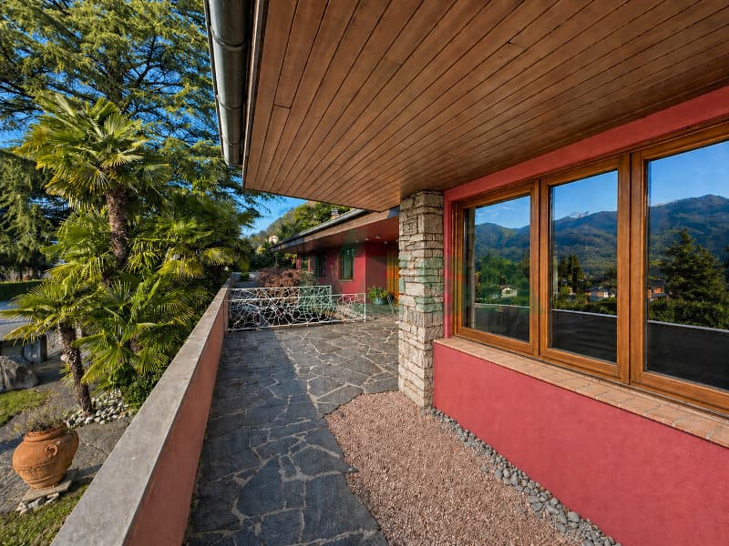 Accogliente villa tutta su un piano con grande bel giardino e piscina (11)