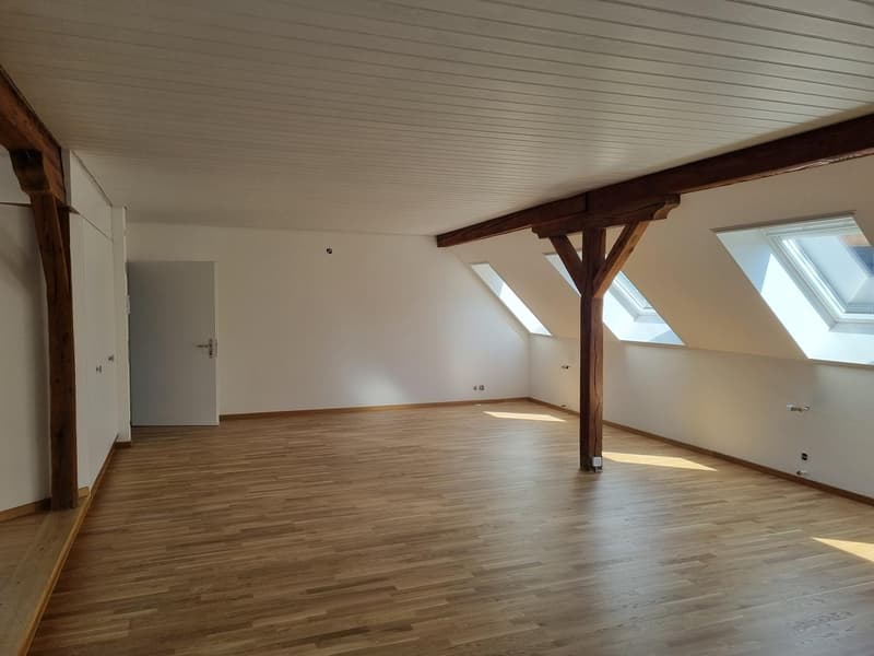 empty room, wooden floor, white walls, wooden beams, three windows