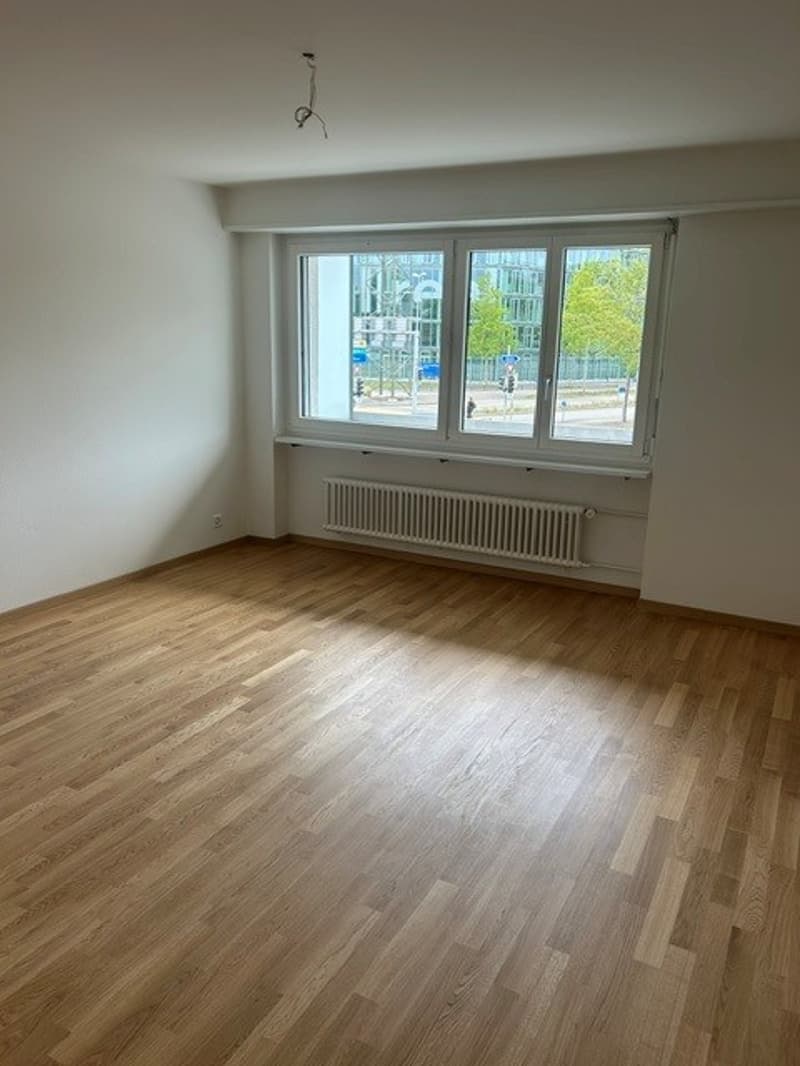Erstvermietung helle 3-Zimmer-Wohnung mit Balkon und schöner Aussicht in Opfikon (4)