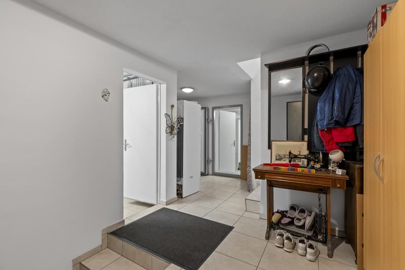 Modern 7.5-room single-family house with garden and terrace in Glarus (4)