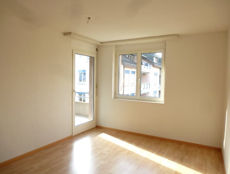 Charmante 2.5-Zimmer-Wohnung mit Balkon und Bergblick in Mollis (7)