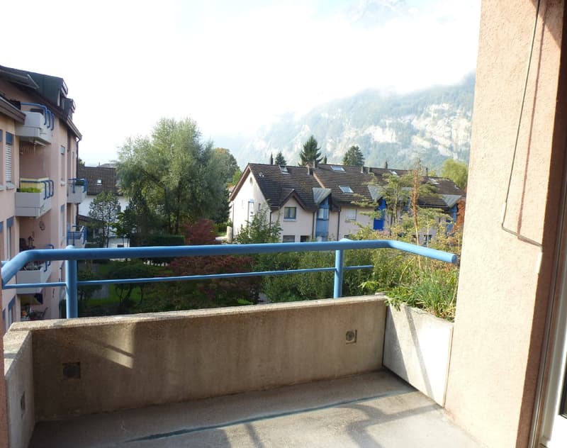 Charmante 2.5-Zimmer-Wohnung mit Balkon und Bergblick in Mollis (9)