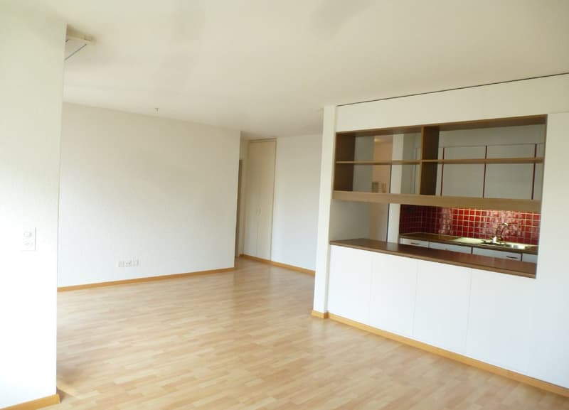 Charmante 2.5-Zimmer-Wohnung mit Balkon und Bergblick in Mollis (5)