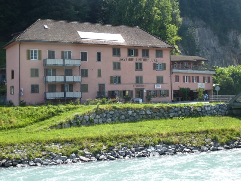 Gemütliche 1.5-Zimmer-Wohnung im historischen Gasthof Linthbrücke in Mollis (1)