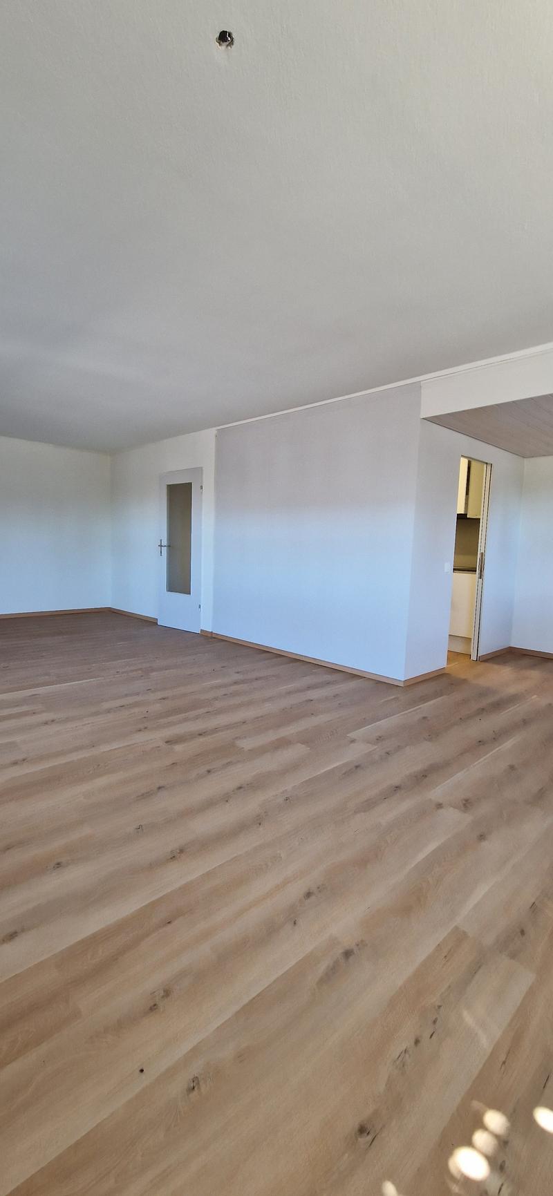 Teilsanierte 4.5-Zimmerwohnung nahe Dorfplatz (2)