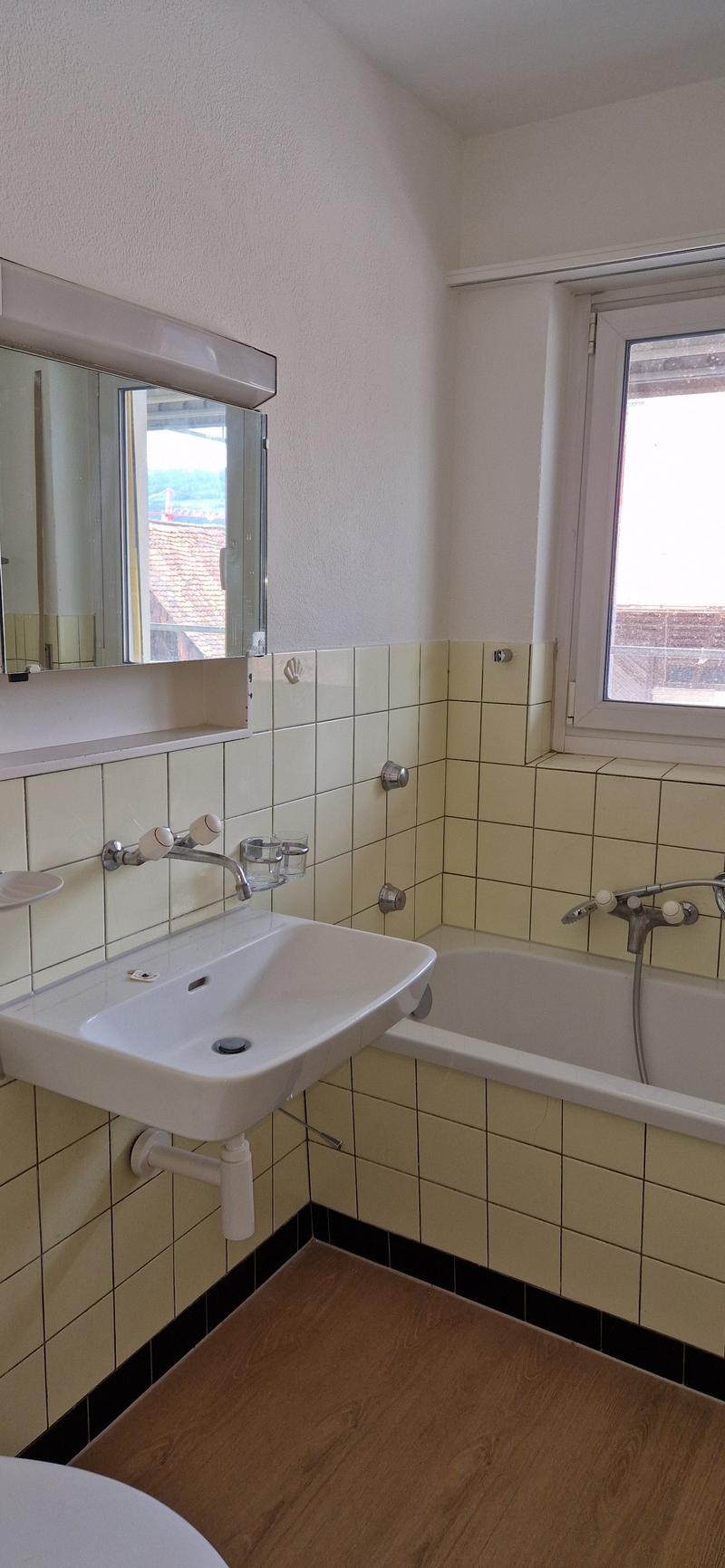 Teilsanierte, gemütliche 3-Zimmer-Wohnung nahe Dorfplatz (9)