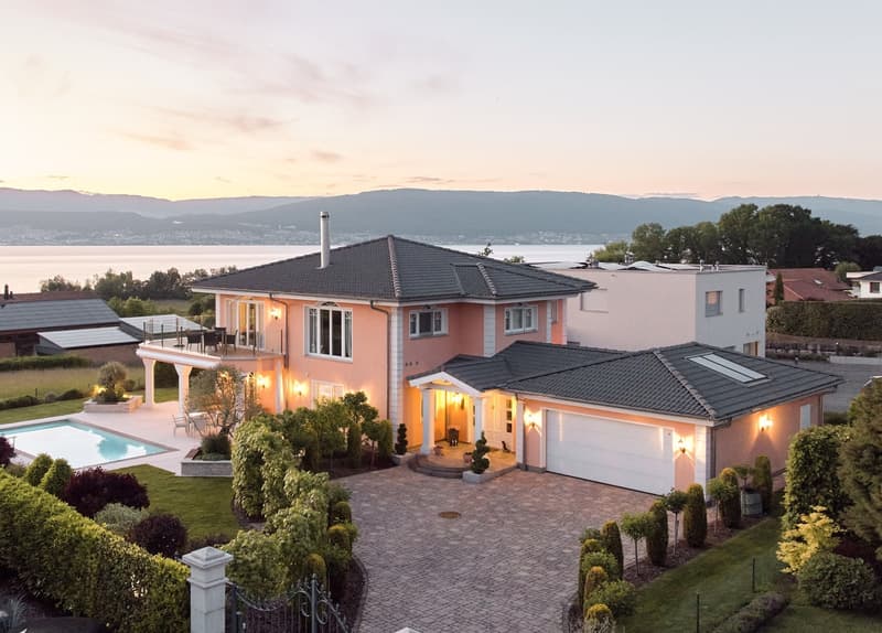 FERIENGEFÜHLE: VILLA MIT SICHT AUF DEN NEUENBURGERSEE (1)
