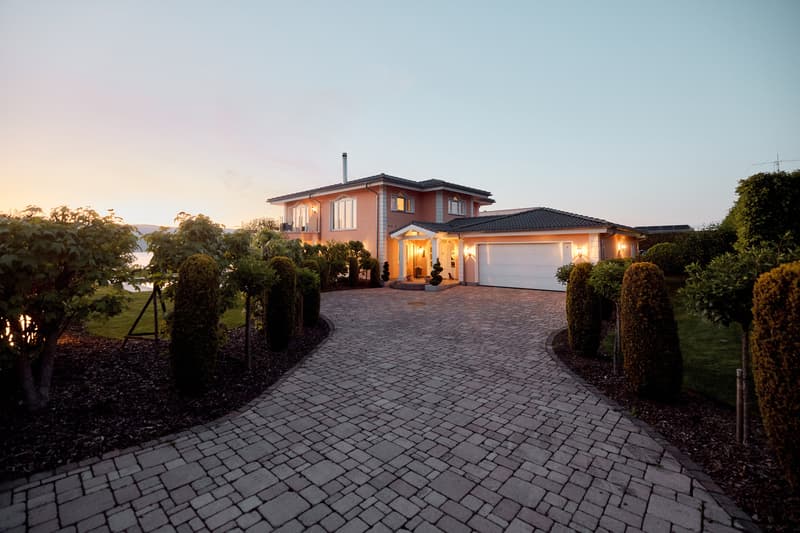 FERIENGEFÜHLE: VILLA MIT SICHT AUF DEN NEUENBURGERSEE (9)