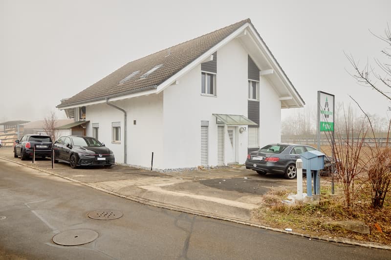 VIELFÄLTIGE LIEGENSCHAFT: EXKLUSIV FÜR GEWERBENUTZUNG (8)