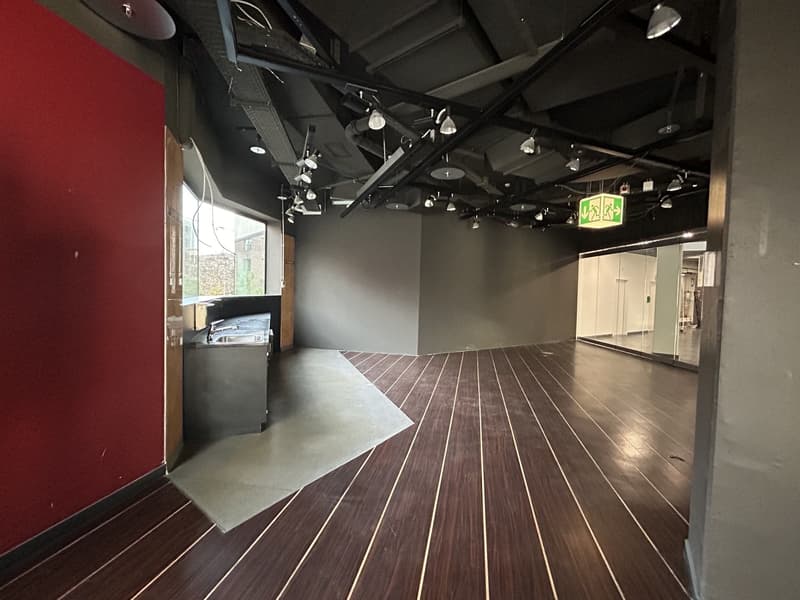 Espace commercial attractif au Voltacenter - au cœur de St. Johann (3)