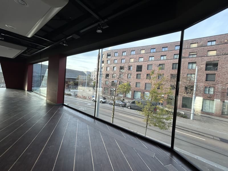 Espace commercial attractif au Voltacenter - au cœur de St. Johann (2)