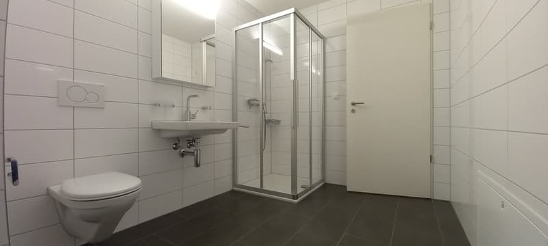 Bad mit Waschturm und Dusche