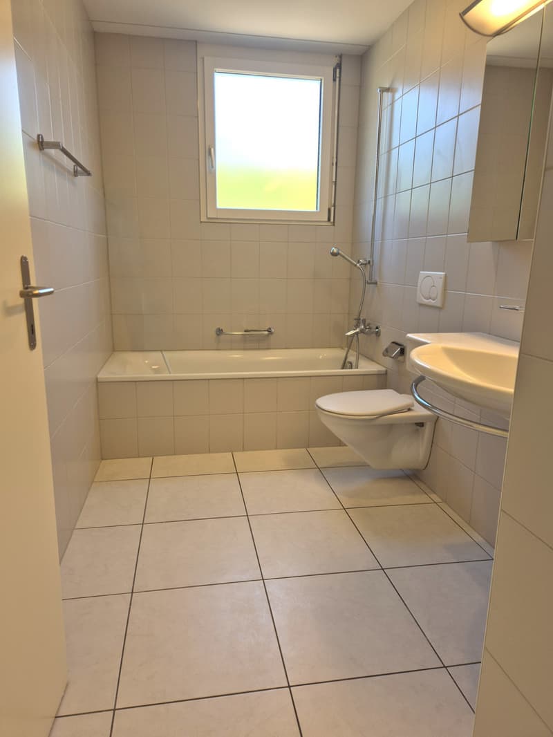 Badzimmer_mit_Badewanne.jpg