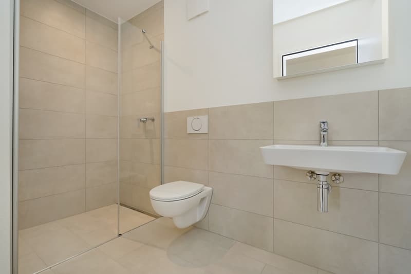 Badezimmer mit Duschwanne