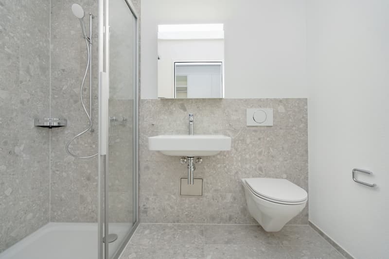 Badezimmer mit Duschwanne