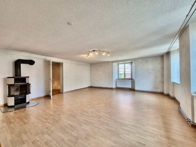 Charmante 3.5-Zimmer-Wohnung mit Kamin und Terrasse in Kestenholz (2)
