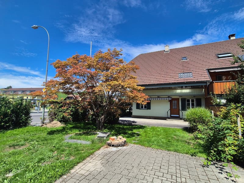Charmantes 6.5-Zimmer Doppeleinfamilienhaus mit Altbau-Flair in Biglen (6)
