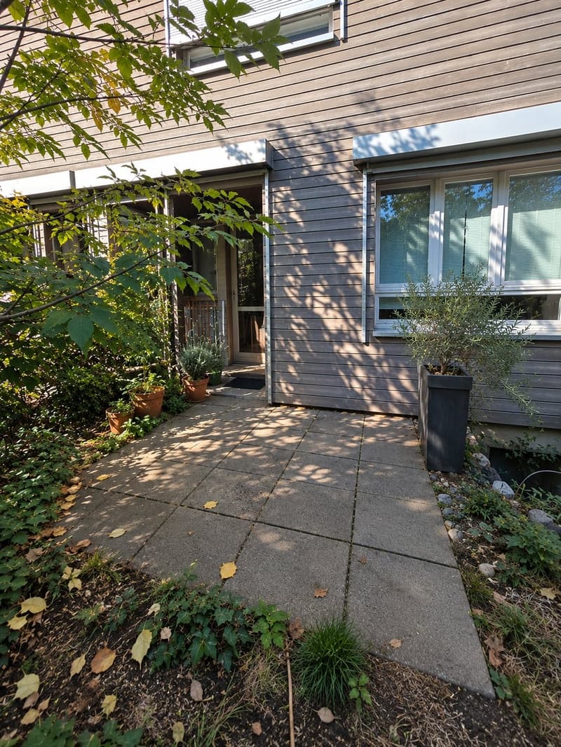 Charmante 2.5-Zimmer-Gartenwohnung in Riehen (2)