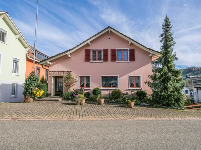 Freistehendes Haus mit Traumaussicht und grossem Garten (1)