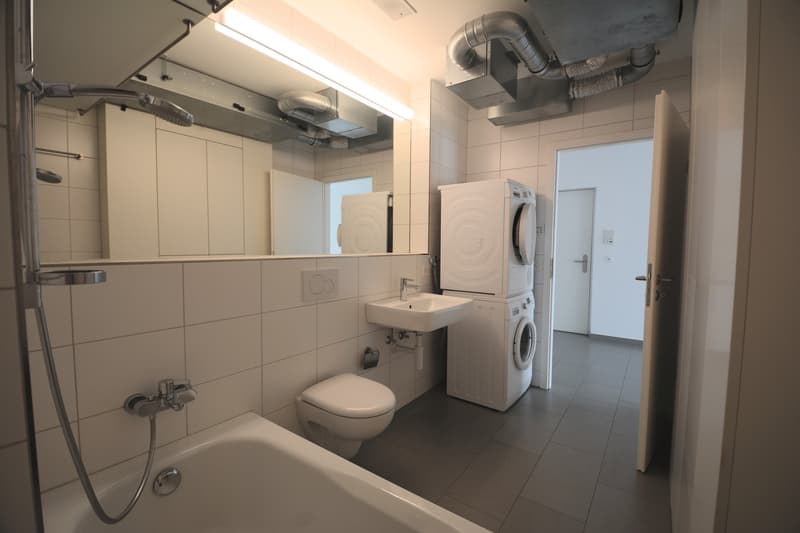 grosses Bad mit Badewanne und Waschturm