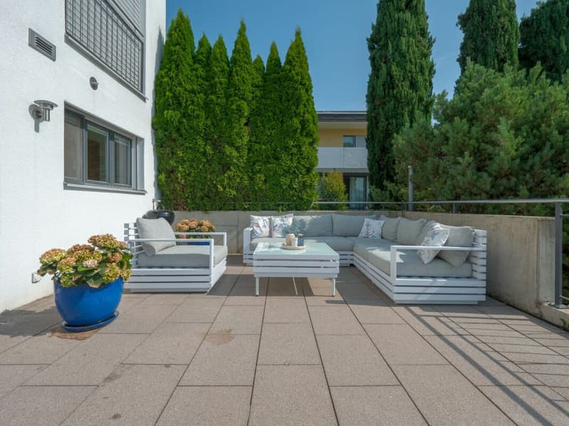 Moderne Wohnperle - freistehendes 6.5 Z' EFH mit Pool, Sauna und Whirlpool (2)