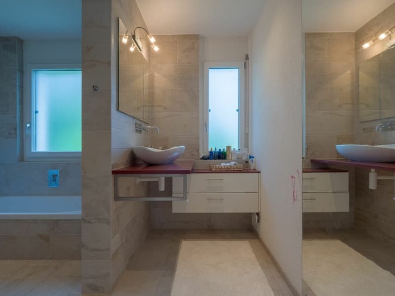 Moderne Wohnperle - freistehendes 6.5 Z' EFH mit Pool, Sauna und Whirlpool (7)