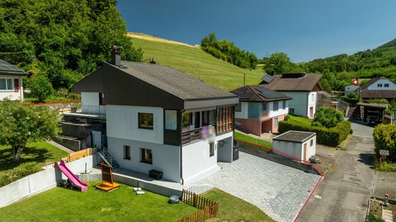 Freistehendes und renoviertes 4.5 Z' EFH mit div. Parkmöglichkeiten und Garten (11)