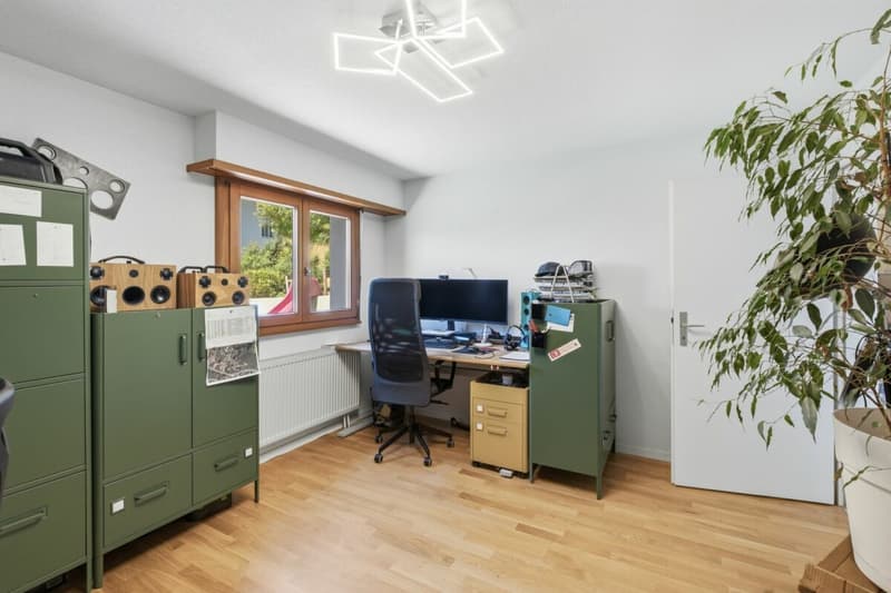 Freistehendes und renoviertes 4.5 Z' EFH mit div. Parkmöglichkeiten und Garten (2)
