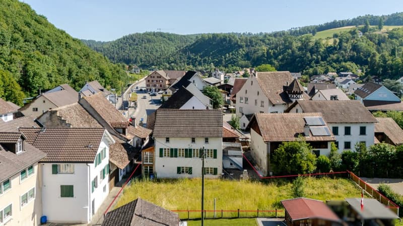 Historisches 11 Z' Haus mit zwei Garagen und viel Um-/Ausbaupotenzial (1)