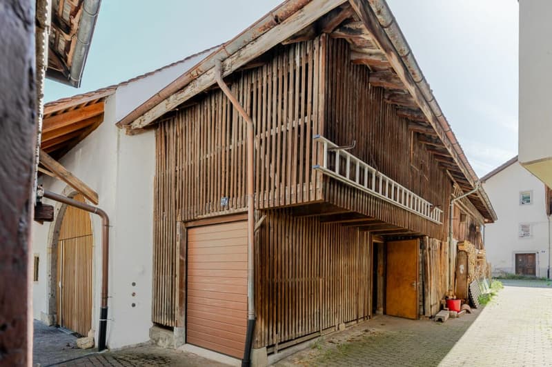 Historisches 11 Z' Haus mit zwei Garagen und viel Um-/Ausbaupotenzial (9)