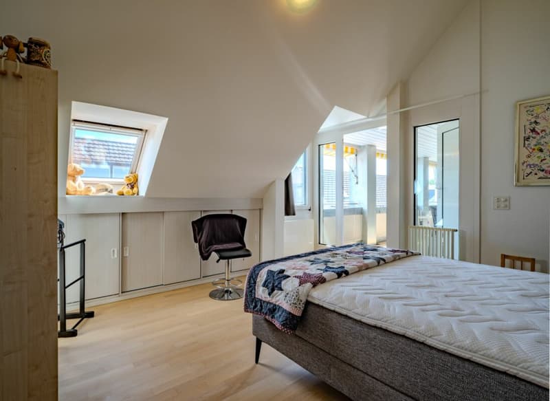 Alteresgerecht wohnen: Grosszügige 4.5 Z' Dachwohnung mit Lift und 2 EHPs (9)