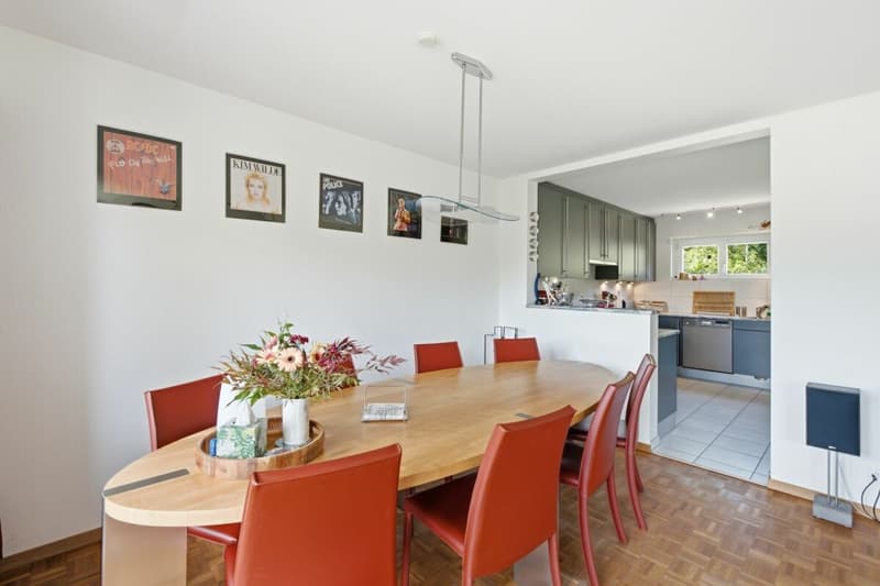 Sonniges, freistehendes 5.5 Z' EFH mit grossem Garten und Doppelgarage (3)