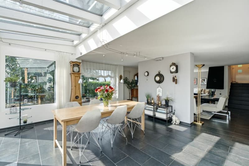 Wohnen mit Weitblick: Stilvolles, freistehendes 6.5 Z' EFH mit Pool (2)