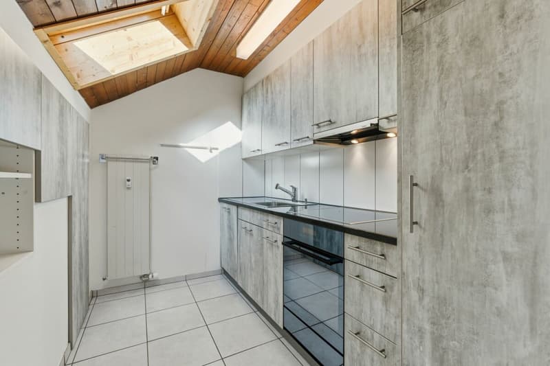Helle 2.5 Z' Dachwohnung mit Garage und Balkon (4)