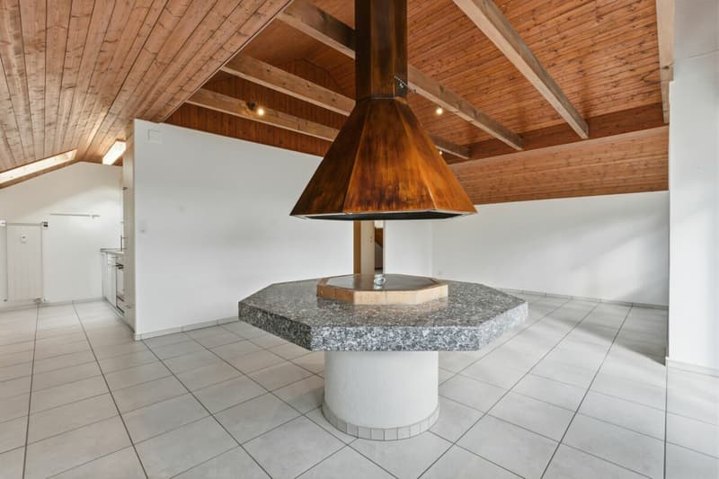 Helle 2.5 Z' Dachwohnung mit Garage und Balkon (3)