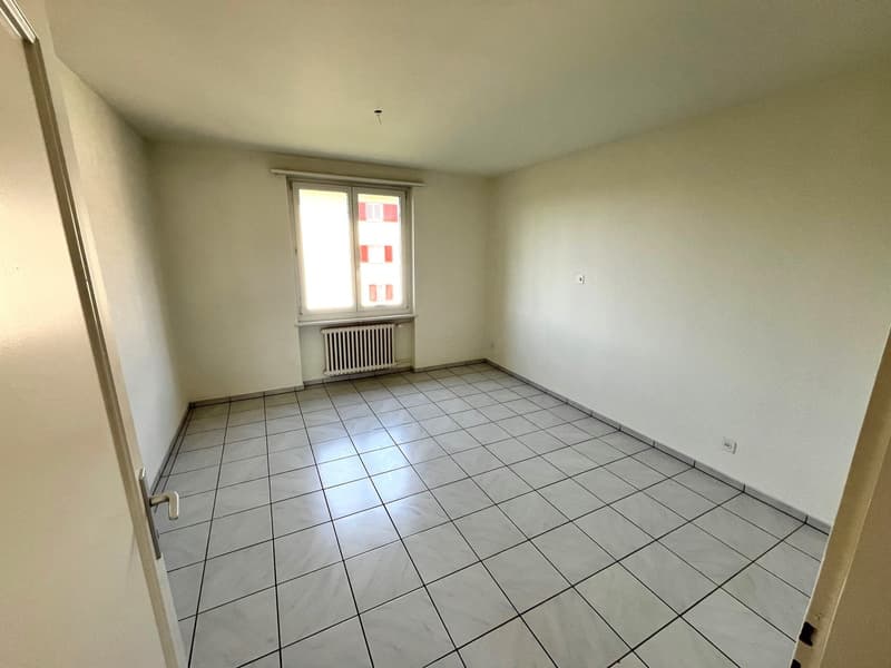 empty room, white walls, white tiles, window, radiator