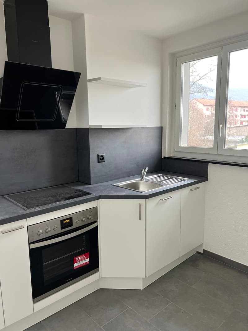 Helle 3.5-Zimmer-Wohnung mit Balkon - neue Küche (1)