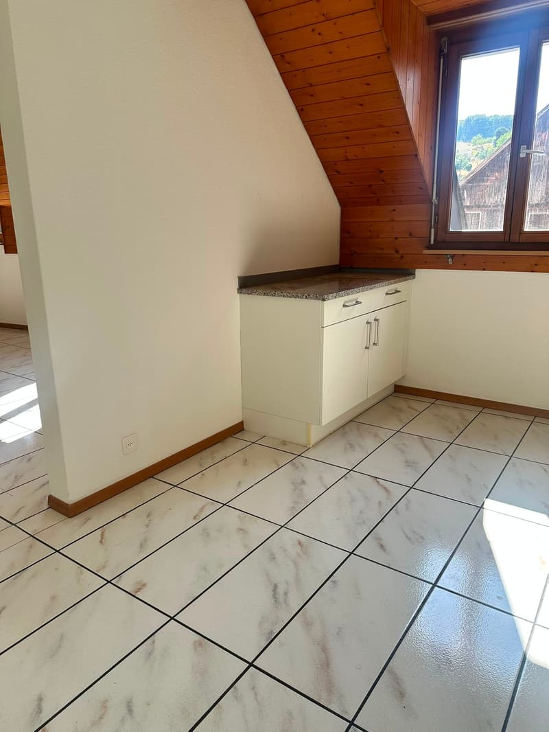 Charmante 4.5 Zimmer Wohnung mit grosser Laube - ab sofort verfügbar! (2)