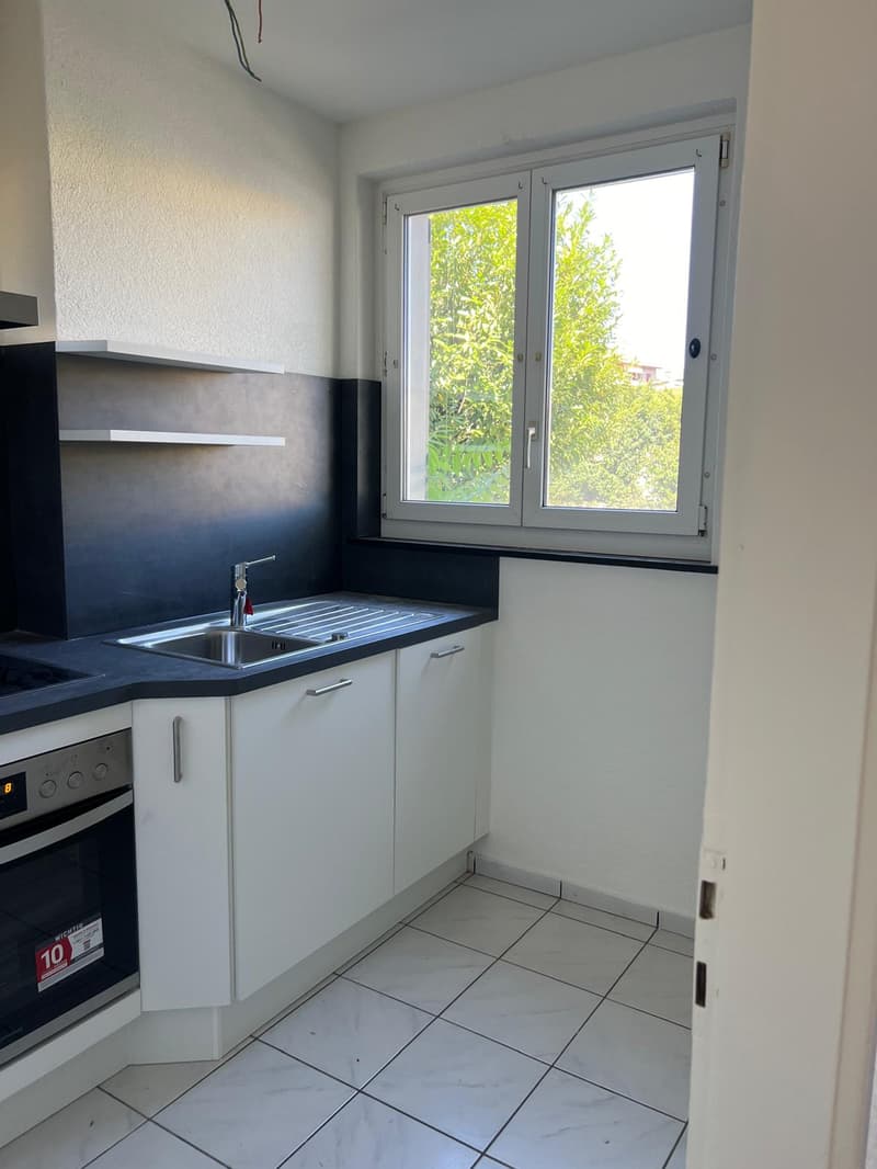 Helle 3.5-Zimmer-Wohnung mit Balkon - neue Küche (4)